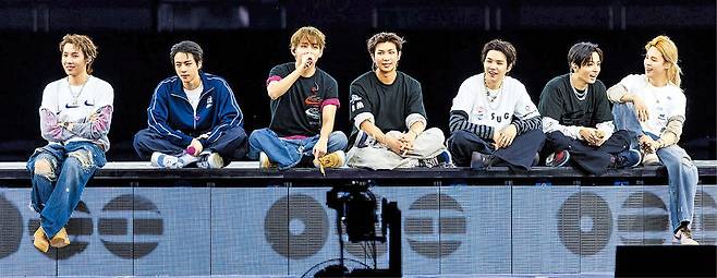 12~13일 부산아시아드주경기장에서 ‘BTS 아리랑 투어 인 부산’ 무대에 오른 BTS. 데뷔 13주년을 맞아 이틀 동안 열린 이번 공연에서 멤버들은 더욱 노련해진 라이브 실력으로 팬들의 환호를 받았다. 왼쪽부터 멤버 제이홉, 진, 뷔, RM, 슈가, 정국, 지민. /빅히트뮤직