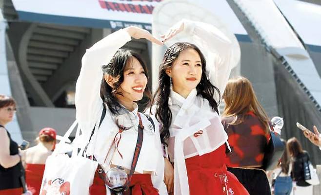 부산에 모인 아미들은 공연 주제인 ‘아리랑’에 맞춰 한복을 입고 콘서트가 열린 부산아시아드 주경기장을 찾았다. /뉴스1