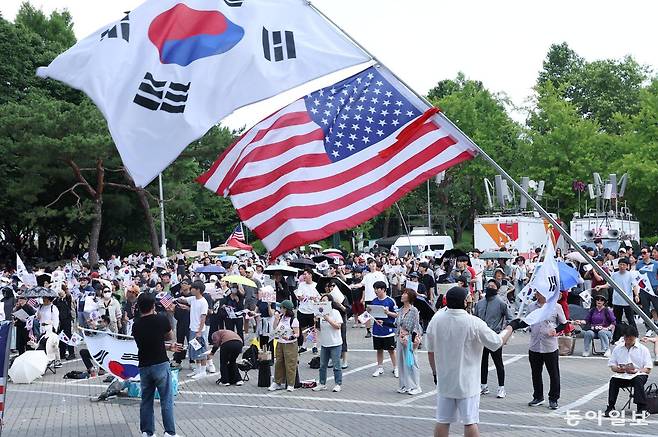 제9회 전국동시지방선거 투표용지 부족 사태에 항의하며 개표소 봉쇄 시위가 열흘을 넘기고 있는 가운데 일요일인 14일 오후 3시 경 송파구 올림픽 핸드볼경기장 앞에서 시민들이 “부정선거 당일선거 수개표” 의 구호를 외치고 있다. 이 날 오전 3백 여명에 불과하던 숫자가 오후 들면서 천 여 명 이상으로 늘고 있다. 변영욱 기자 cut@donga.com