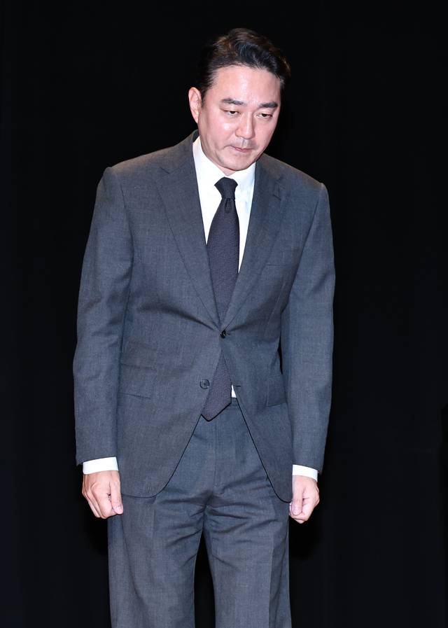 홍정도 중앙그룹 부회장이 15일 서울 마포구 중앙일보빌딩에서 열린 JTBC 등 중앙그룹 일부 계열사의 유동성 위기로 인한 회생 절차 개시 관련 입장 발표 기자회견에서 고개 숙여 사과하고 있다.