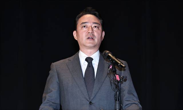홍정도 중앙그룹 부회장이 15일 서울 마포구 중앙일보빌딩에서 열린 JTBC 등 중앙그룹 일부 계열사의 유동성 위기로 인한 회생 절차 개시 관련 입장 발표 기자회견에서 사과문을 낭독하고 있다. 연합뉴스