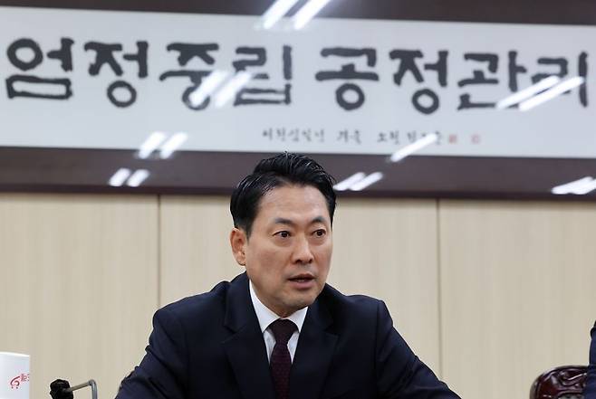 장동혁 국민의힘 대표가 5일 오후 서울 종로구 서울시선거관리위원회를 항의 방문해 6·3지방선거 투표용지 부족 사태와 관련 선관위 관계자들을 면담하고 있다. 뉴스1