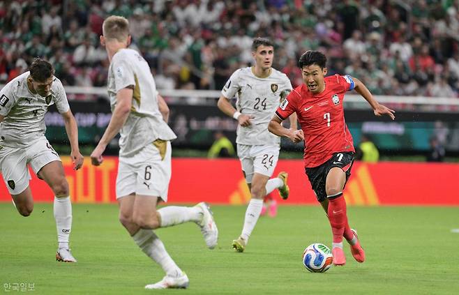 한국 축구대표팀 주장 손흥민(맨 오른쪽)이 12일 멕시코 사포판의 과달라하라 스타디움에서 열린 체코와의 2026 북중미 월드컵 조별리그 A조 1차전에서 체코 수비수 사이를 드리블 돌파하고 있다. 사포판=최주연 기자