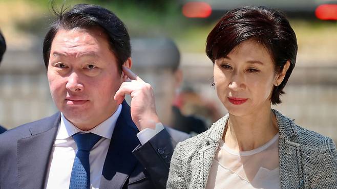 재산분할 2차 조정 출석하는 최태원 SK그룹 회장, 노소영 아트센터 나비 관장