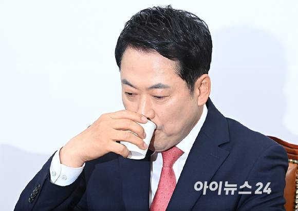 장동혁 국민의힘 당대표가 15일 서울 여의도 국회에서 열린 최고위원회의에서 물을 마시고 있다. [사진=곽영래 기자]