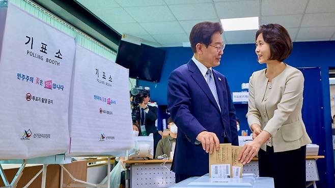 이재명 대통령과 김혜경 여사가 제9회 전국동시지방선거 사전투표 첫 날인 지난달 29일 서울 종로구 삼청동주민센터를 찾아 투표하고 있다. (청와대)
