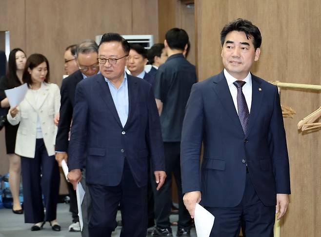 초·재선을 주축으로 한 국민의힘 소장파 모임 '대안과 미래' 이성권 간사(오른쪽)를 비롯한 의원들이 11일 국회 소통관에서 기자회견을 장동혁 대표 사퇴 요구 기자회견을 하기 위해 입장하고 있다. 연합뉴스