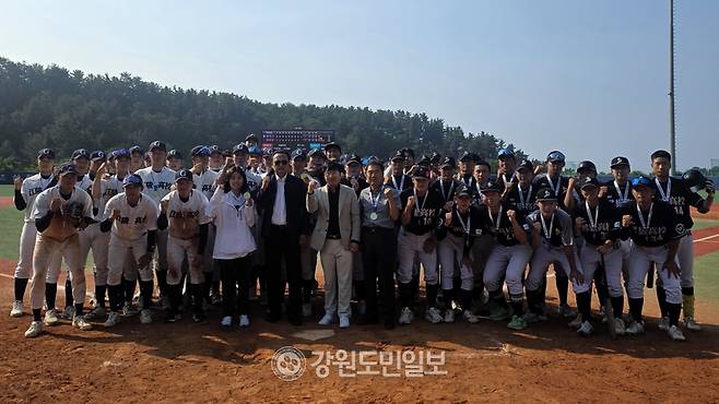 ▲ 류열성 강원도체육회 기획조정본부장과 손정수 강원도야구소프트볼협회장, 정병준 강릉고 교장, 윤주연 강릉고 체육부장이 15일 삼척복합체육공원야구장에서 열린 제61회 강원도민체육대회 야구 남자고등부 1부 결승을 마친 강릉고와 설악고 선수단을 격려하고 있다. 한규빈 기자