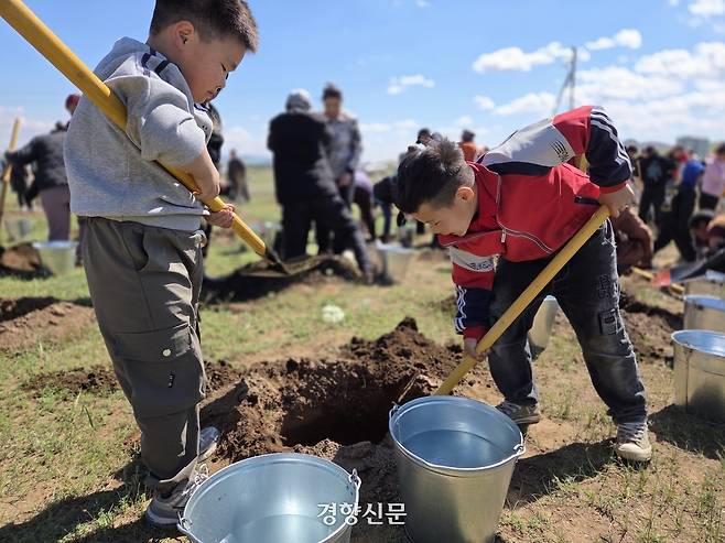 지난 5월27일 몽골 투브아이막 바양척트솜에서 어린이들이 나무를 심고 있다. 바양척트 | 반기웅 기자