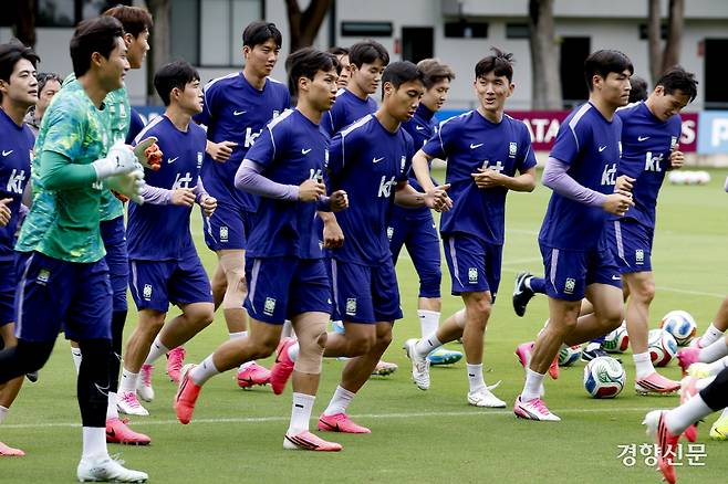 한국 남자 축구대표팀이 14일(현지 시간) 멕시코 과달라하라 치바스 베르데 바예 경기장에서 2026 북중미 월드컵 조별리그 멕시코와의 경기를 앞두고 훈련하고 있다. 멕시코 과달라하라 | 문재원 기자