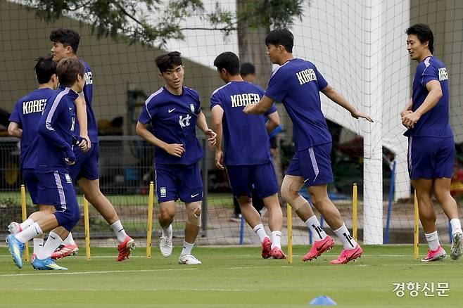 한국 남자 축구대표팀 황인범이 14일(현지 시간) 멕시코 과달라하라 치바스 베르데 바예 경기장에서 2026 북중미 월드컵 멕시코와의 경기를 앞두고 훈련하고 있다. 멕시코 과달라하라 | 문재원 기자