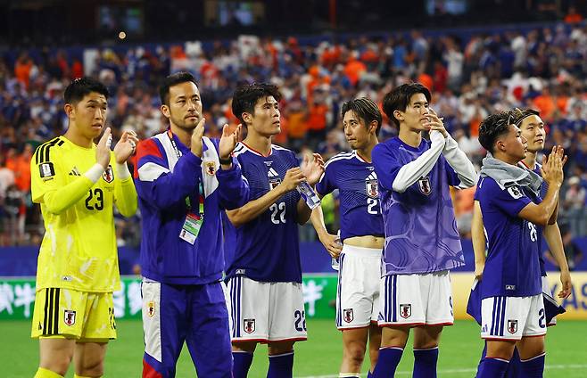 일본 축구대표팀 선수들이 15일 북중미월드컵 네덜란드전을 2-2로 마치고 관중에게 인사하고 있다. 로이터연합뉴스