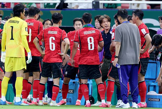 Korean footballers and their head coach discuss strategies at a FIFA World Cup 2026 match against the Czech Republic held in Mexico on June 11. KANG JUNG-HYUN
