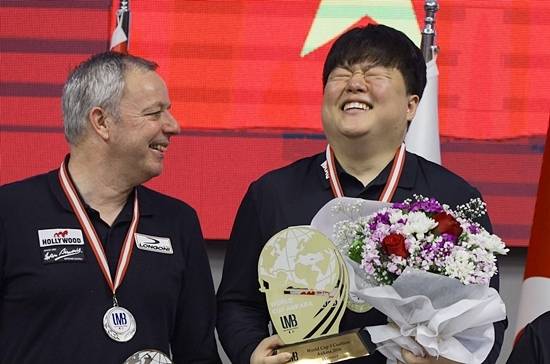 조명우가 시상식에서 야스퍼스와 얘기를 나누다 활짝 웃고 있다. (사진=SOOP)