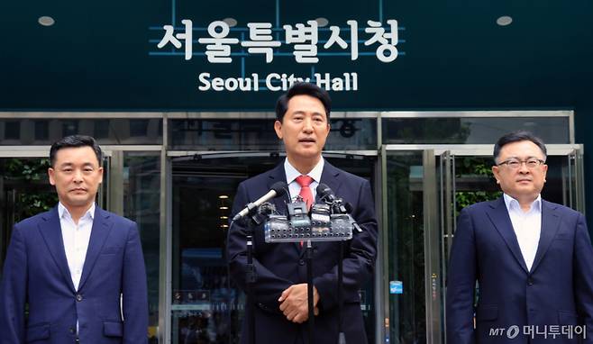 (서울=뉴스1) 이호윤 기자 = 오세훈 국민의힘 서울시장 당선인이 4일 서울시청에서 시민들에게 감사 인사를 전하고 있다. 2026.6.4/뉴스1  Copyright (C) 뉴스1. All rights reserved. 무단 전재 및 재배포,  AI학습 이용 금지. /사진=(서울=뉴스1) 이호윤 기자