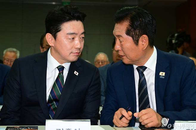 (서울=뉴스1) 황기선 기자 = 정청래 더불어민주당 대표와 강훈식 대통령 비서실장이 15일 오후 서울 마포구 연세대학교 김대중도서관에서 열린 '6·15남북정상회담 26주년 기념식 및 특별강연'에서 대화를 나누고 있다. (공동취재) 2026.6.15/뉴스1  Copyright (C) 뉴스1. All rights reserved. 무단 전재 및 재배포,  AI학습 이용 금지. /사진=(서울=뉴스1) 황기선 기자
