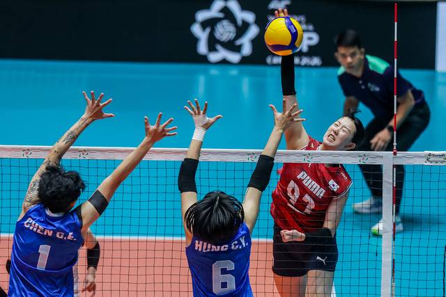 14일(한국시간) 막을 내린 아시아배구연맹(AVC)컵에서 최우수선수로 선정된 한국여자배구팀 주장 강소휘가 조별리그 대만전에서 경기 도중 스파이크를 하고 있다. 신화 연합뉴스