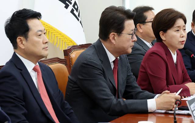 양향자(오른쪽) 국민의힘 최고위원이 15일 국회에서 열린 최고위원회의에서 장동혁(왼쪽) 대표 등이 지켜보는 가운데 당 지도부 총사퇴를 제안하고 있다. 가운데는 신동욱 최고위원.   연합뉴스