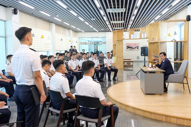 안규백 국방부 장관이 15일 오전 충청북도 청주 공군사관학교를 방문, 공군사관생도들을 만나 미래 항공우주전장을 선도할 정예 공군장교 양성 및 국군사관학교 창설에 관한 의견을 청취하고 있다. 국방부 제공