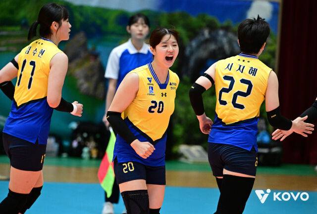 현대건설의 2007년생 아웃사이드 히터 이민영이 15일 단양국민체육센터에서 열린 2026 한국실업배구연맹&프로배구 퓨처스 챔프전 단양대회 IBK기업은행과 준결승전에서 미소를 짓고 있다./KOVO 제공