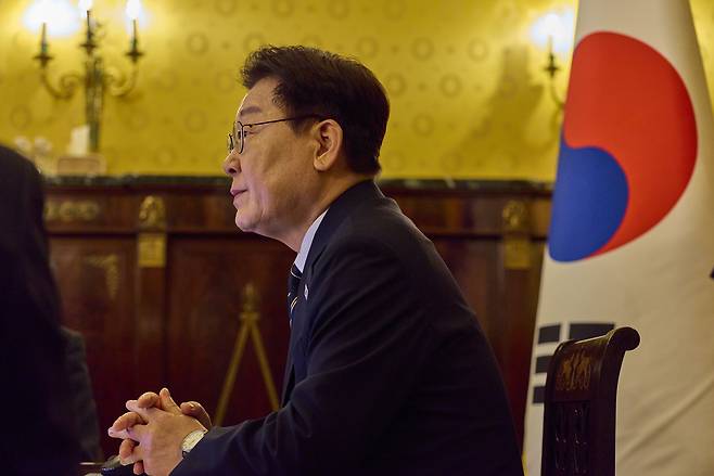이탈리아를 국빈방문 중인 이재명 대통령이 14일(현지시간) 로마의 한 호텔에서 화상으로 수석보좌관회의를 하고 있다. [연합]