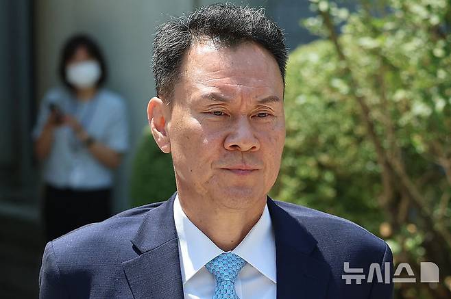[서울=뉴시스] 조성우 기자 = 내란중요임무종사 혐의를 받는 김명수 전 합동참모본부 의장이 15일 서울 서초구 서울중앙지방법원에서 열린 구속 전 피의자 심문(영장실질심사)을 마친 뒤 청사를 나서고 있다. 2026.06.15. xconfind@newsis.com