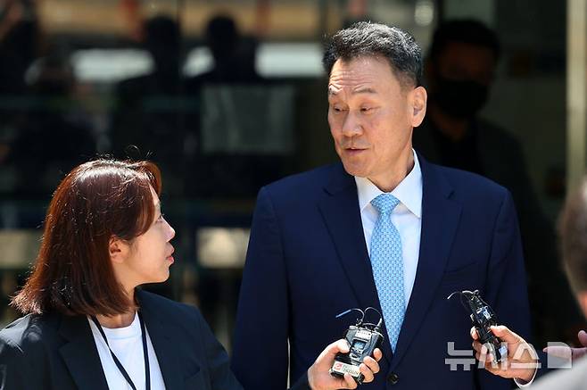 [서울=뉴시스] 조성우 기자 = 내란중요임무종사 혐의를 받는 김명수 전 합동참모본부 의장이 15일 서울 서초구 서울중앙지방법원에서 열린 구속 전 피의자 심문(영장실질심사)을 마친 뒤 청사를 나서고 있다. 2026.06.15. xconfind@newsis.com