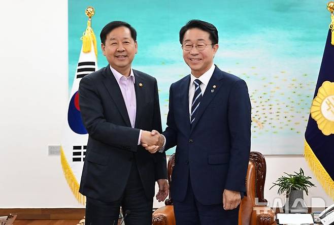 [서울=뉴시스] 정병혁 기자 = 구윤철 경제부총리 겸 재정경제부 장관이 15일 오전 서울 여의도 국회의장 집무실에서 조정식 국회의장을 예방하고 있다. (공동취재) 2026.06.15. photo@newsis.com