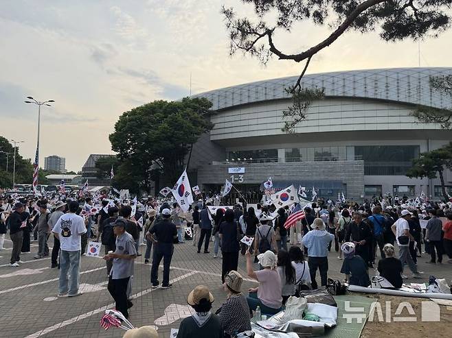 [서울=뉴시스]이다솜 기자=15일 뉴시스 취재를 종합하면 이날 오후 7시 기준 서울 송파구 올림픽공원 핸드볼경기장 일대에는 경찰 비공식 추산 1500명의 시위 참가자가 집결했다. 2026.06.15 citizen@newsis.com