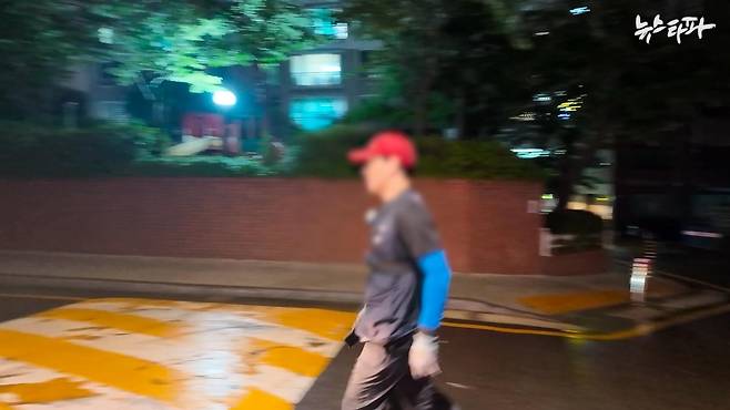 배송 중 이동하고 있는 쿠팡 배송기사 서 모 씨의 모습. 서 씨는 쿠팡의 2차 하청 배송업체에서 일했다.