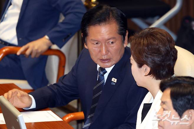 더불어민주당 정청래 대표(왼쪽). 윤창원 기자