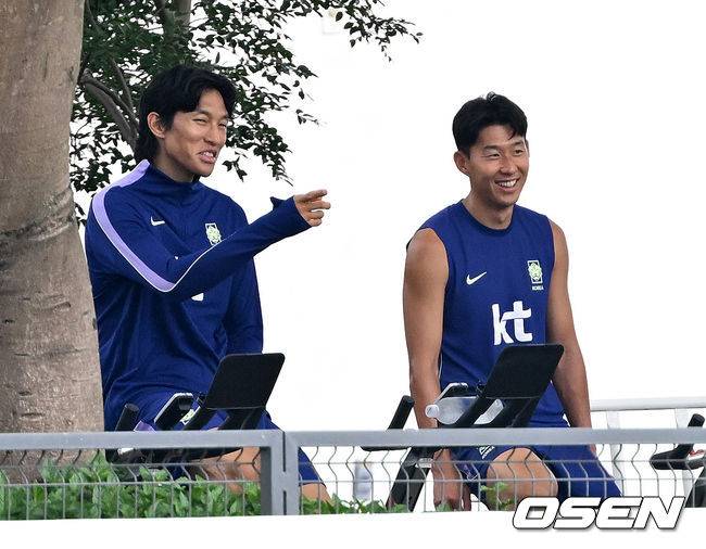 [OSEN=사포판(멕시코), 이대선 기자] 홍명보 감독이 이끄는 대한민국 축구국가대표팀이 13일(한국시각) 멕시코 과달라하라 인근 사포판의 치바스 베르데 바예에서 회복 훈련을 진행했다.대표팀은 전날 A조 1차전에서 체코를 상대로 2-1 역전승을 거뒀다. 남아프리카공화국을 2-0으로 제압한 개최국 멕시코에 이은 조&nbsp;2위다.김승규, 손흥민이 사이클 훈련을 하며 이야기를 나누고 있다. 2026.06.13 /sunday@osen.co.kr