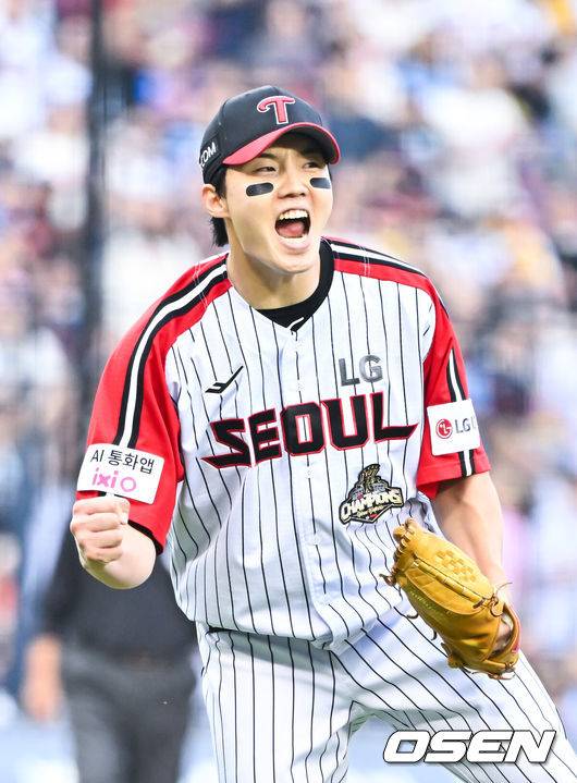 [OSEN=잠실, 박준형 기자] 14일 서울 잠실야구장에서 2026 신한 SOL KBO리그 LG 트윈스와 롯데 자이언츠의 경기가 열렸다.이날 LG는 임찬규를, 롯데는 비슬리를 선발투수로 내세웠다.7회초 실점 위기 막아낸 LG 임찬규 선발투수가 환호하고 있다.      2026.06.14 / soul1014@osen.co.kr