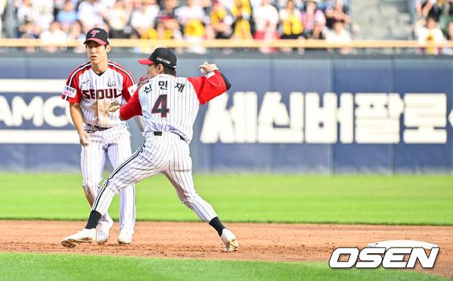 [OSEN=잠실, 박준형 기자] 14일 서울 잠실야구장에서 2026 신한 SOL KBO리그 LG 트윈스와 롯데 자이언츠의 경기가 열렸다.이날 LG는 임찬규를, 롯데는 비슬리를 선발투수로 내세웠다.5회초 무사 만루 롯데 황성빈의 병살타때 신민재 2루수가 1루 주자 장두성을 포스아웃 시킨뒤 3루 송구하고 있다.      2026.06.14 / soul1014@osen.co.kr