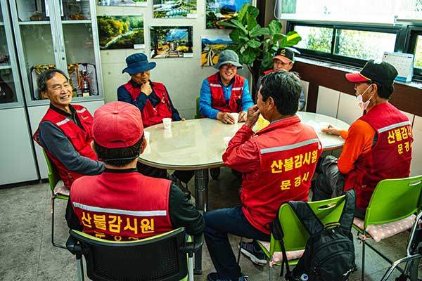 오전 8시 40분 면사무소에 모인 마성면 산불감시원. 이때가 지나면 한동안 묵언 수행을 해야 한다.