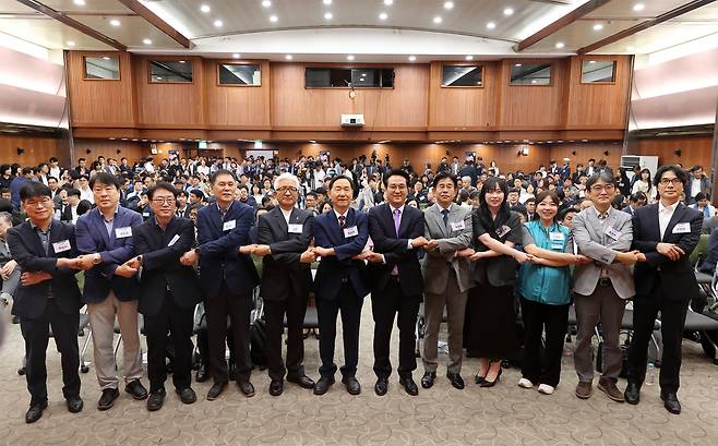 15일 수원시 팔달구 경기아트센터에서 열린 ‘민선 6기 교육감직 인수위&nbsp;출범식’에서 안민석 당선인과 인수위원, 참석자들이 기념촬영을 하고 있다. 경기도교육감직 인수위 제공