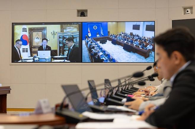 화상으로 진행된 수석보좌관회의 - 14일 청와대에서 이탈리아를 국빈방문 중인 이재명 대통령이 화상회의로 주재하는 수석보좌관회의가 진행되고 있다. 청와대 제공