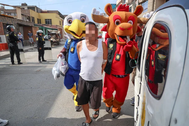 페루 경찰은 최근 월드컵 마스코트 복장을 한 채 마약 밀매 혐의를 받는 48세 남성 카를로스 카브레라를 체포하는 모습. AFP연합뉴스