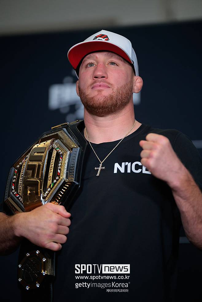 ▲ UFC 라이트급 챔피언에 오른 저스틴 게이치.