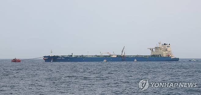 울산 원유하역시설에 접안한 호르무즈 탈출 유조선 (울산=연합뉴스) 김용태 기자 = 중동전쟁 이후 호르무즈 해협에 갇혀 있던 한국 선박 중 처음으로 해협을 빠져나온 HMM의 초대형 원유운반선(VLCC) '유니버설 위너'호가 지난 10일 원유 하역을 위해 울산 앞바다에 도착해 해상원유하역시설인 부이에 접안해 있다. 2026.6.10 yongtae@yna.co.kr