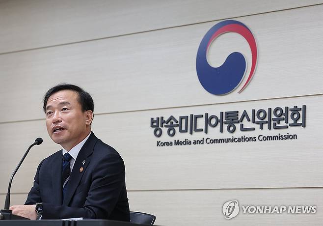 취임 6개월 기자간담회하는 김종철 방미통위 위원장 (과천=연합뉴스) 이지은 기자 = 김종철 방송미디어통신위원장이 15일 경기 정부과천청사에서 열린 취임 6개월 출입기자 간담회에서 발언하고 있다. 2026.6.15 jieunlee@yna.co.kr