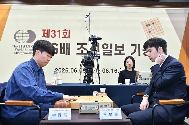 신민준 9단이 LG배 결승 2국에서 왕싱하오 9단에게 반집을 패했다. [한국기원 제공. 재판매 및 DB 금지]