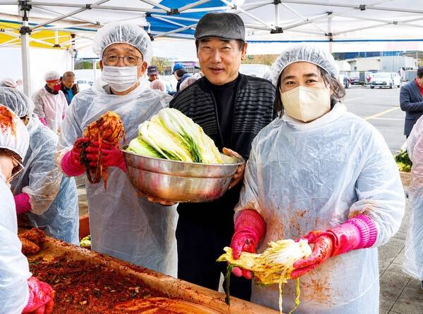 지난해 11월 '모란상인회 김장 담그기'에서 김치를 담그고 있다.