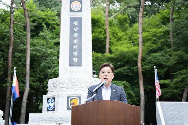 지난 11일 월남전참전기념탑 건립 28주년 기념 및 안보결의대회에 참석한 안광림 성남시의회 부의장(의장 직무대리).