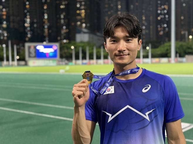 ▲ 구미시청 육상팀 소속 조홍조 선수가 홍콩 츠엉관오 스포츠그라운드(Tseung Kwan O Sports Ground)에서 열린 '2026 홍콩오픈육상경기대회' 남자 멀리뛰기 종목에서 우승한 뒤 금메달을 들고 기념촬영을 하고 있다. 구미시 제공.