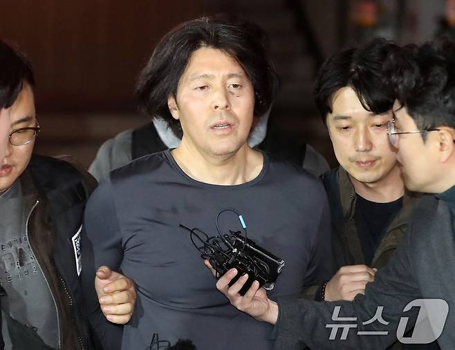 (부산=뉴스1) 박서현 기자 = 부산에서 항공사 기장을 살해하고 추가 살해를 계획한 혐의로 재판에 넘겨진 김동환(50)이 지난 3월 17일 오후 울산에서 검거돼 부산진경찰서로 압송되는 모습. ⓒ 뉴스1 윤일지 기자