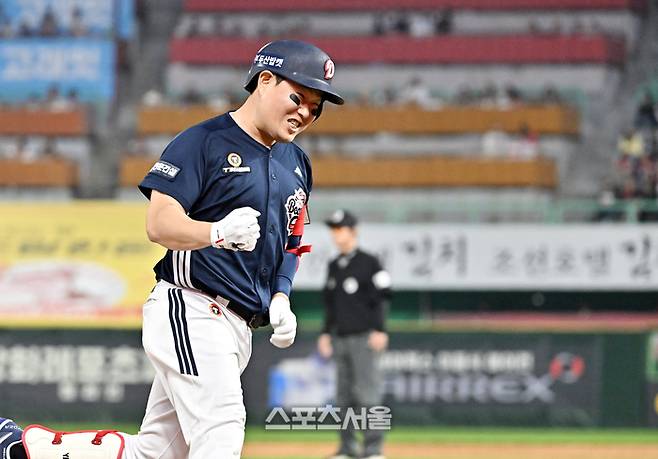 두산 양의지가 14일 문학구장에서 열린 2026 KBO리그 SSG와 경기 3회초 무사 1루 상황에서 SSG 타케다를 상대로 2점 홈런을 치고 세리머니를 하고 있다. 문학 | 박진업 기자 upandup@sportsseoul.com