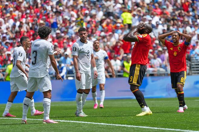 Belgium's Romelu Lukaku, second right, reacts after he missed a chance to score a goal during the World Cup Group G soccer match between Belgium and Egypt in Seattle, Monday, June 15, 2026. (AP Photo/Manu Fernandez)<저작권자(c) 연합뉴스, 무단 전재-재배포, AI 학습 및 활용 금지>