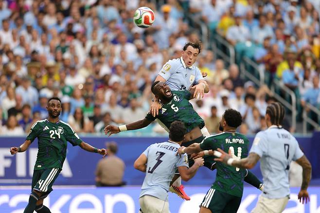 MIAMI, FLORIDA - JUNE 15: Federico Vinas #21 of Uruguay wins a header against Hassan Al-Tambakti #5 of Saudi Arabia during the FIFA World Cup 2026 Group H match between Saudi Arabia and Uruguay at Miami Stadium on June 15, 2026 in Miami, Florida. Alex Slitz/Getty Images/AFP (Photo by Alex Slitz / GETTY IMAGES NORTH AMERICA / Getty Images via AFP)<저작권자(c) 연합뉴스, 무단 전재-재배포, AI 학습 및 활용 금지>