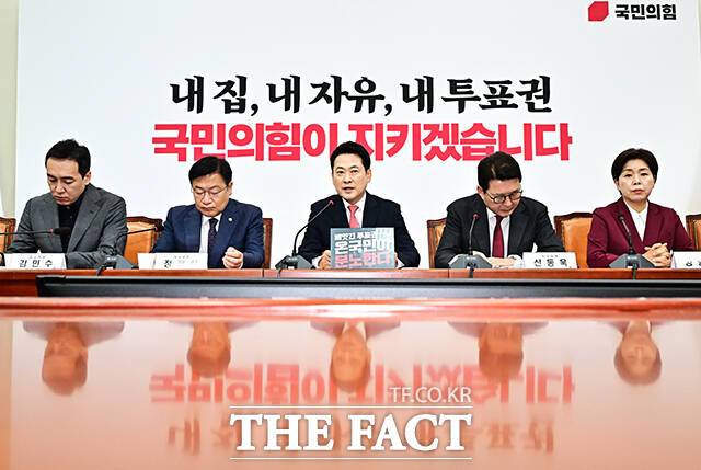 최근 국민의힘 지지율이 이재명 정부 출범 이후 처음으로 더불어민주당을 앞서는 등 정국 주도권을 잡을 기회를 맞이했다. 사진은 장동혁 국민의힘 대표가 15일 오전 서울 여의도 국회에서 열린 최고위원회에 참석해 모두발언을 하고 있는 모습. /배정한 기자